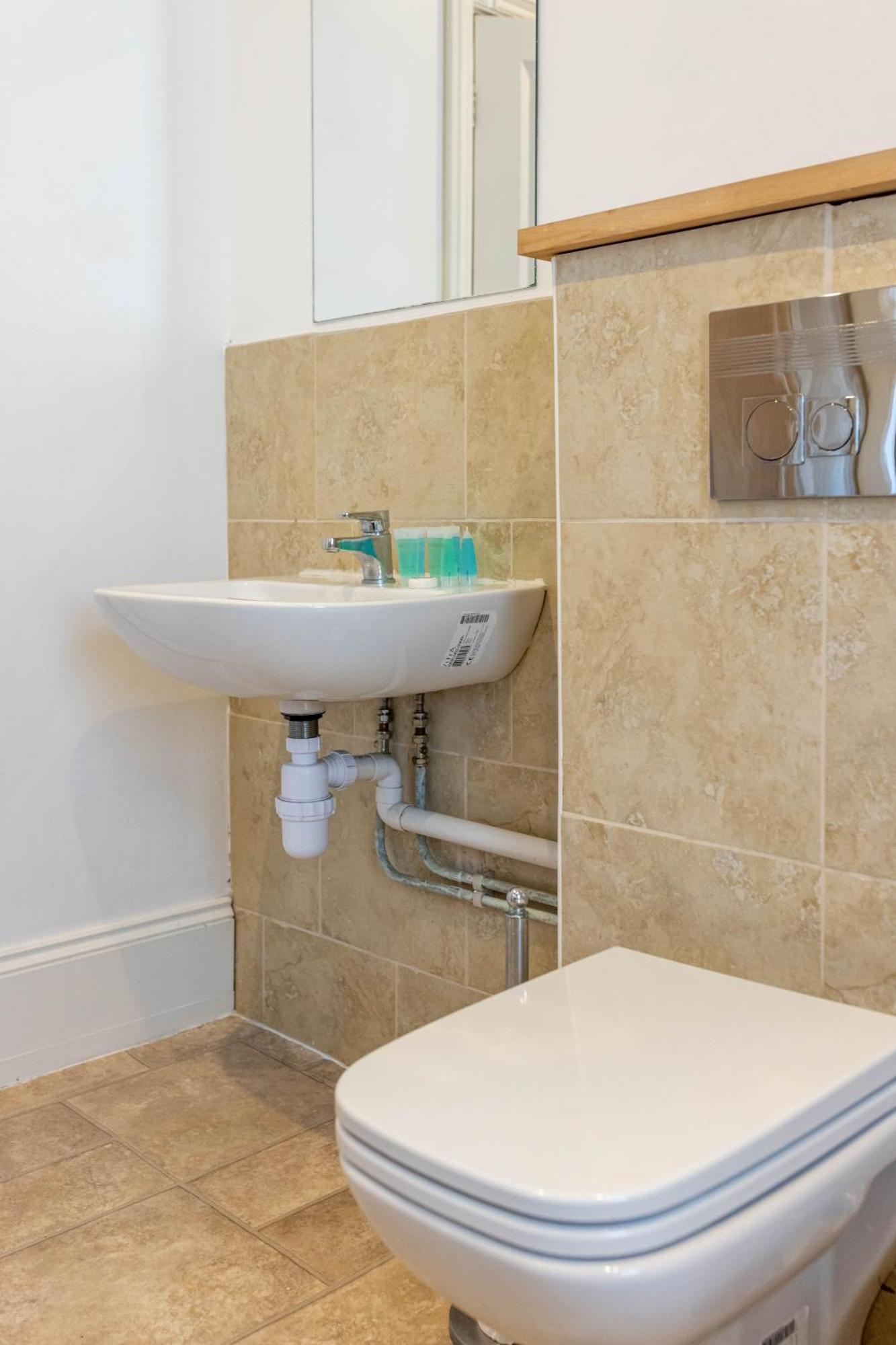 Air Host & - Rockfield House - Sleeps 8 Holiday home *