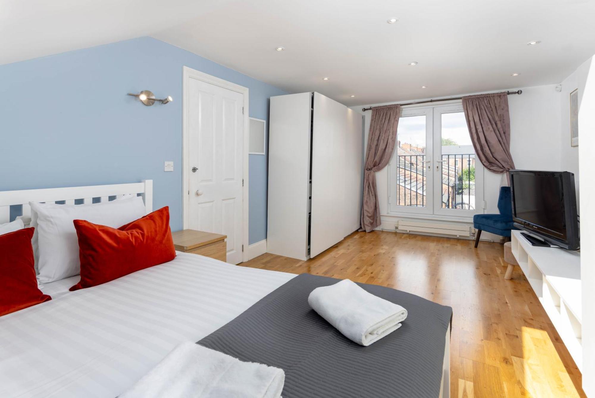 Air Host & - Rockfield House - Sleeps 8 Holiday home