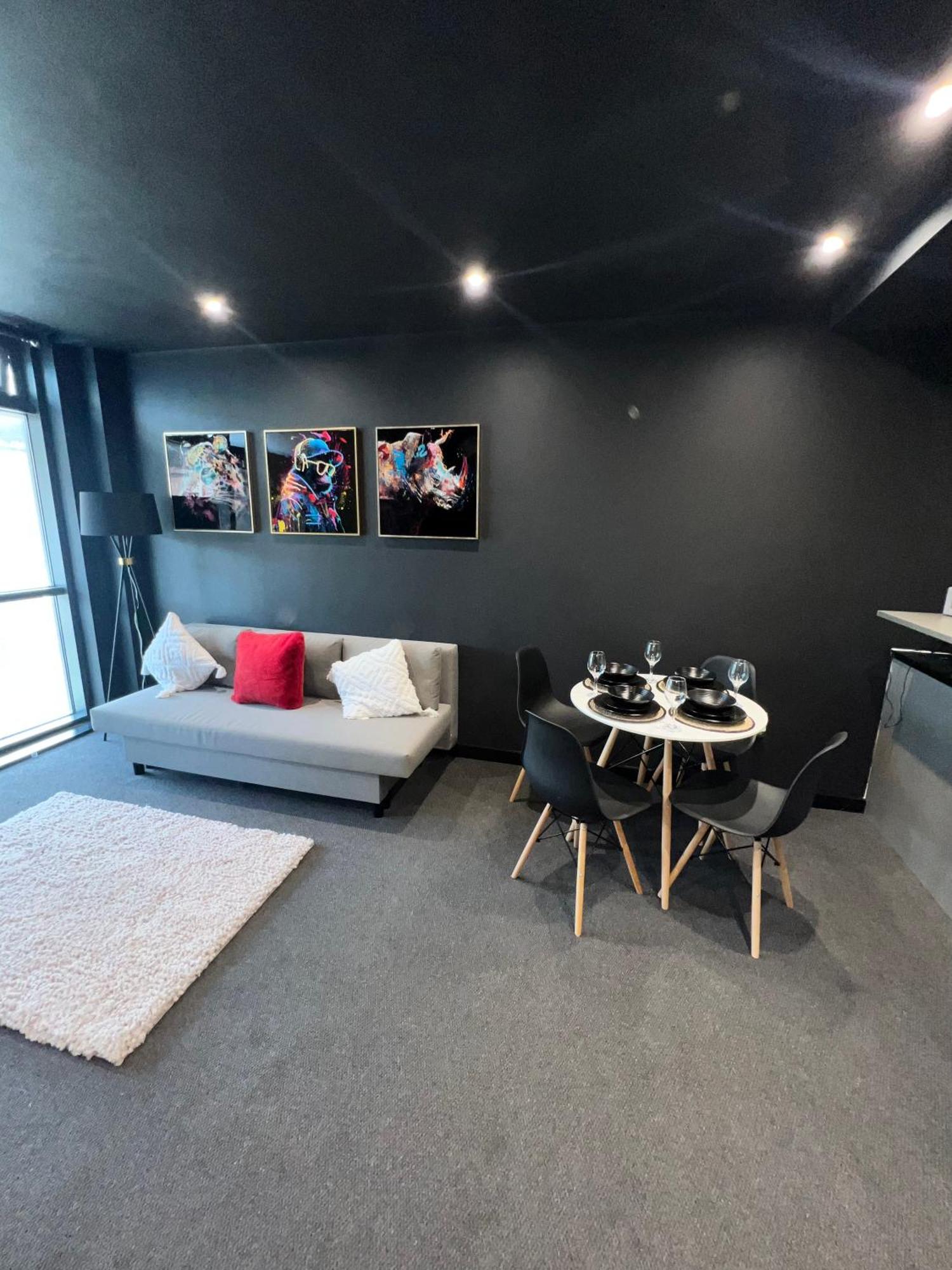 Orange Rentals- With Balcony, Sleeps 8 * Liverpool