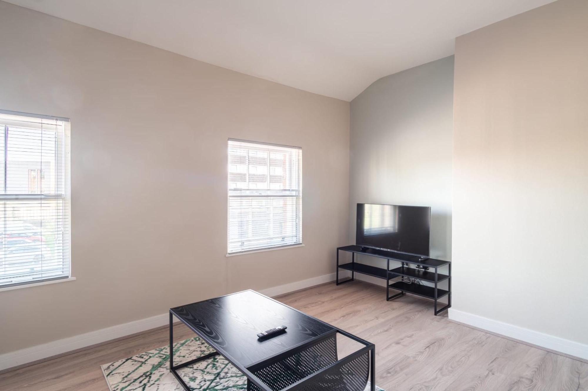 Charming 1 Bedroom In Apartment