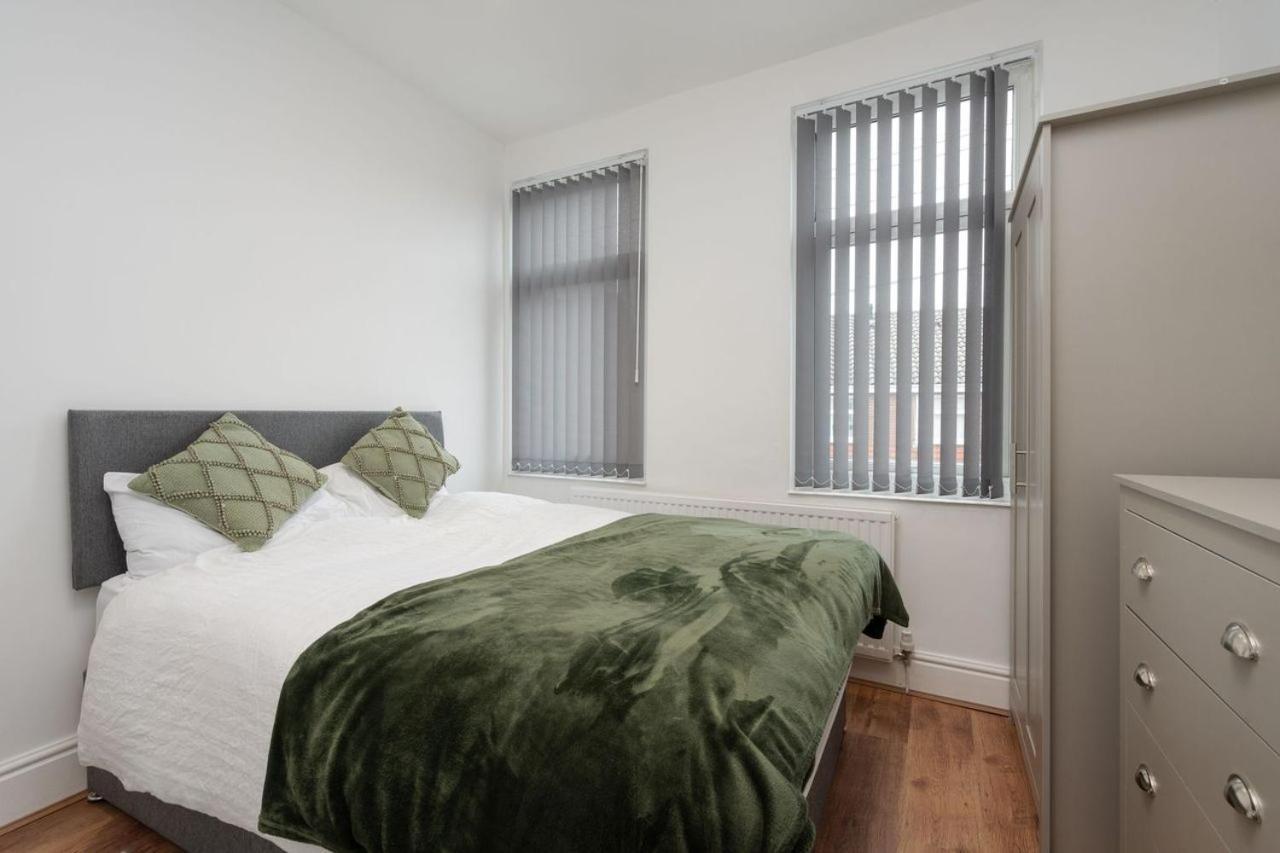 Supersized 5 Bedroom Ensuite Free Parking By Hinkley Homes Apartment *