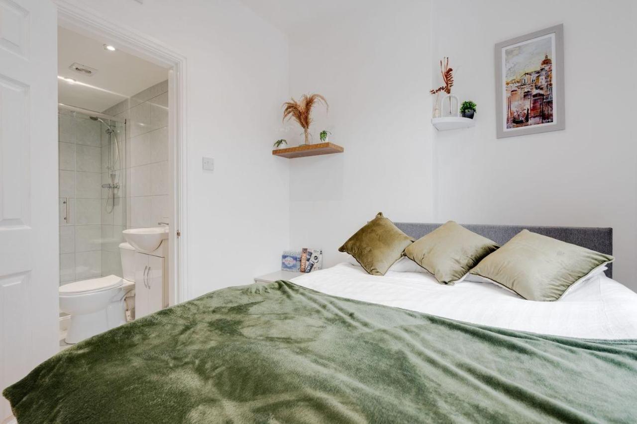 Supersized 5 Bedroom Ensuite Free Parking By Hinkley Homes * Liverpool