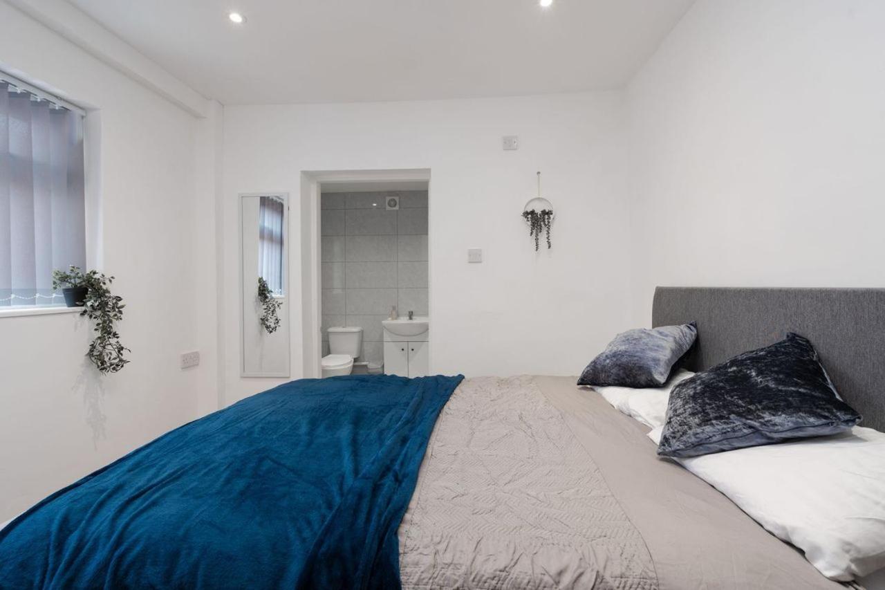 Supersized 5 Bedroom Ensuite Free Parking By Hinkley Homes Apartment