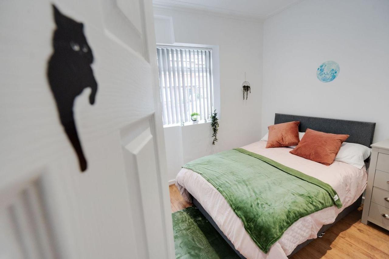 Supersized 5 Bedroom Ensuite Free Parking By Hinkley Homes Apartment *