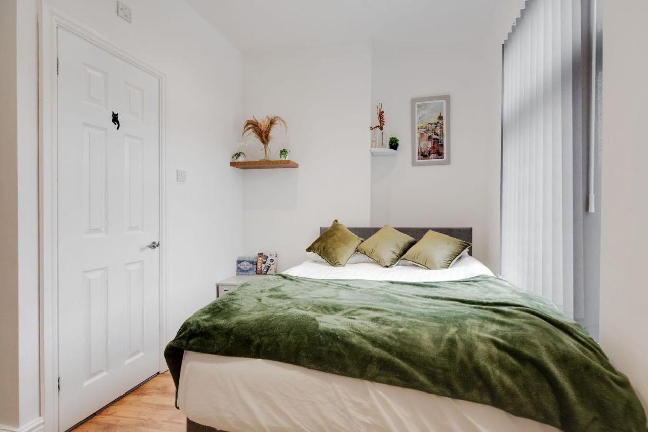 Supersized 5 Bedroom Ensuite Free Parking By Hinkley Homes Liverpool