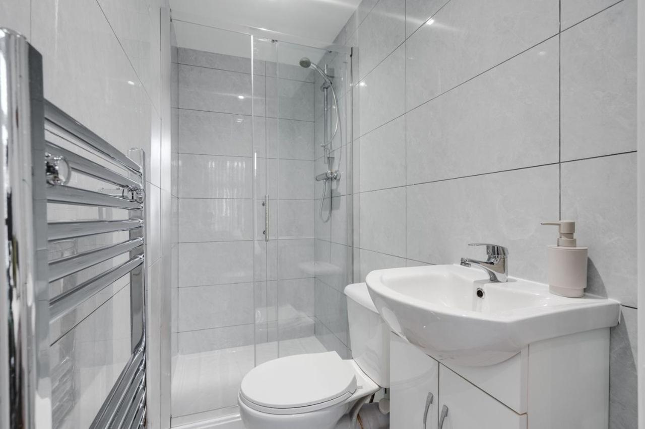 Supersized 5 Bedroom Ensuite Free Parking By Hinkley Homes