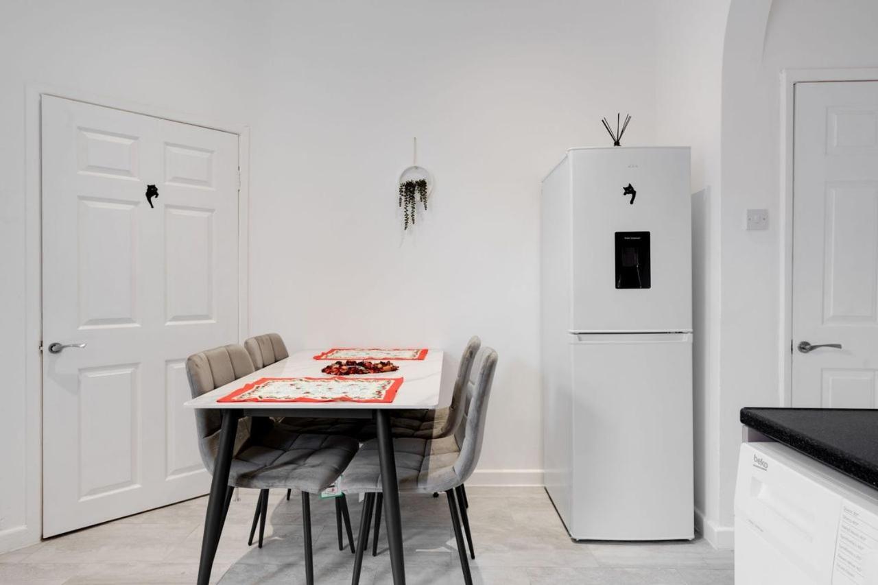 Supersized 5 Bedroom Ensuite Free Parking By Hinkley Homes *