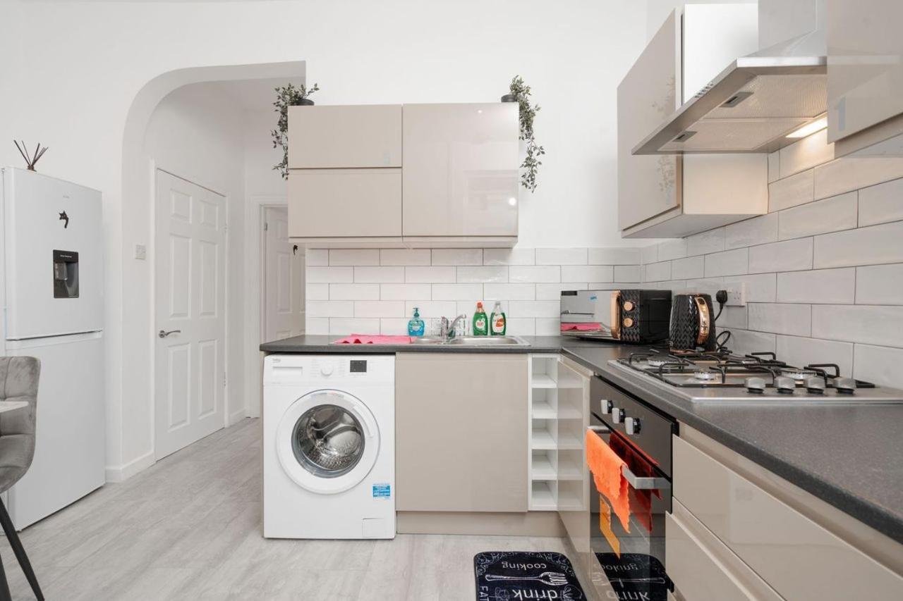 Supersized 5 Bedroom Ensuite Free Parking By Hinkley Homes Liverpool