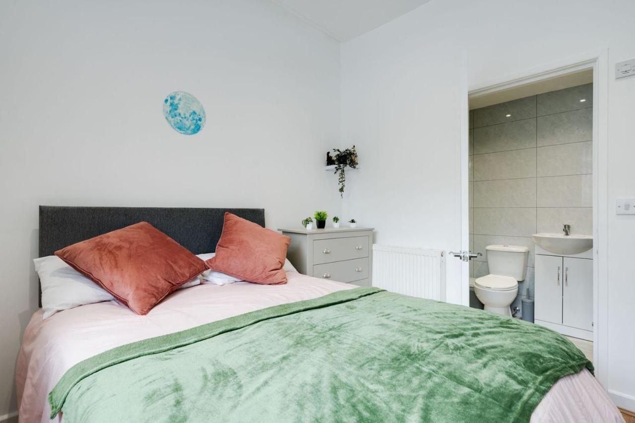 Apartment Supersized 5 Bedroom Ensuite Free Parking By Hinkley Homes
