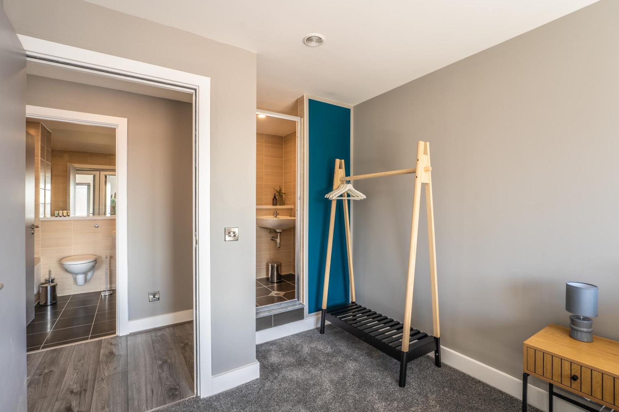 Apt 21 - Modern 2-bedroom Gem