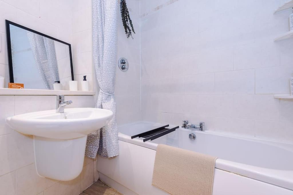 Stylish Apartment, Pool Table, Sleep 6, Location *