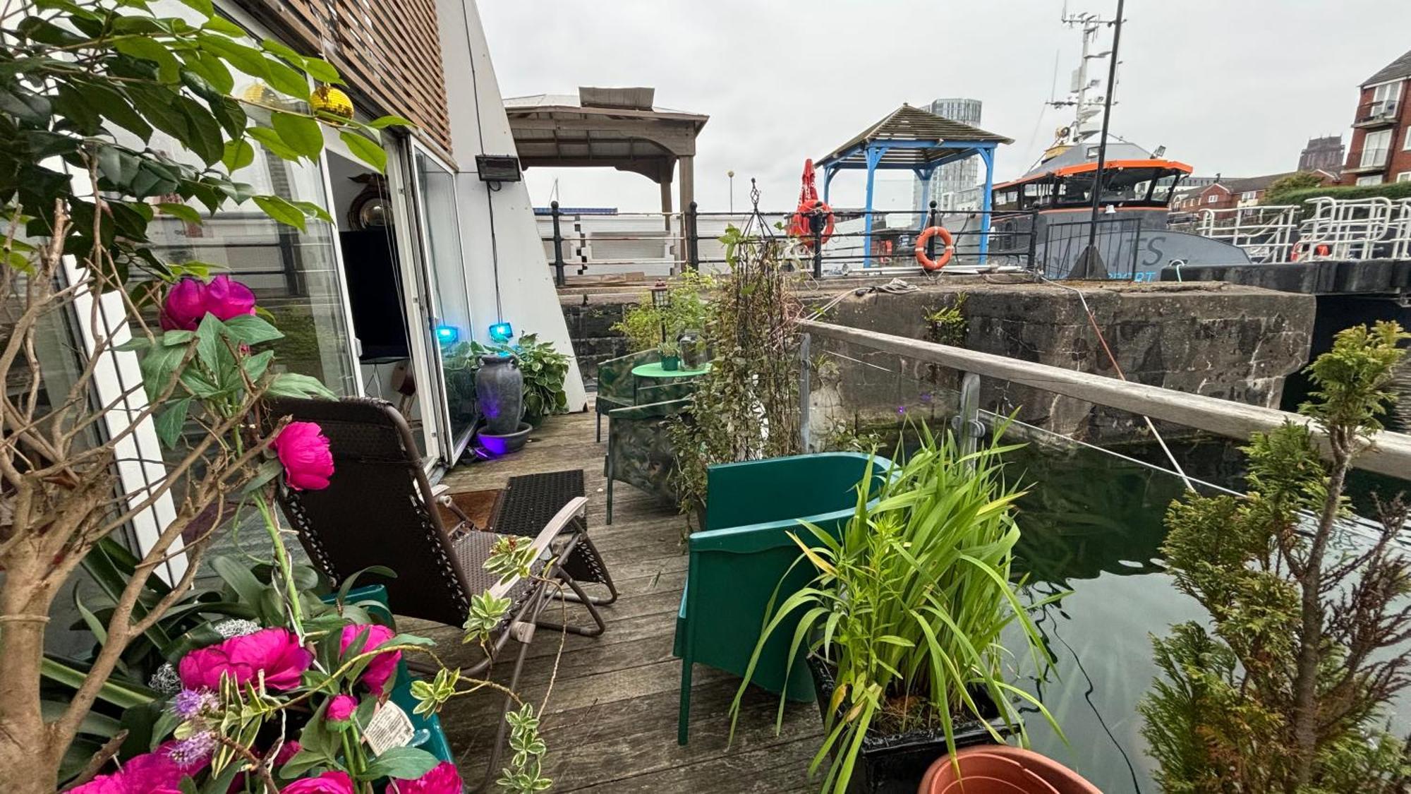Float Uniquely On Waterfront On Our High End 8 Berth Houseboat Botel *