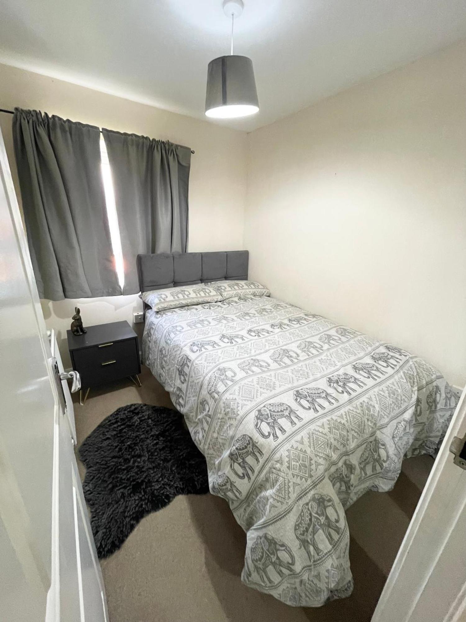 City Spa House: Spacious 10-sleeper With Jacuzzi Near Centre Holiday home Liverpool