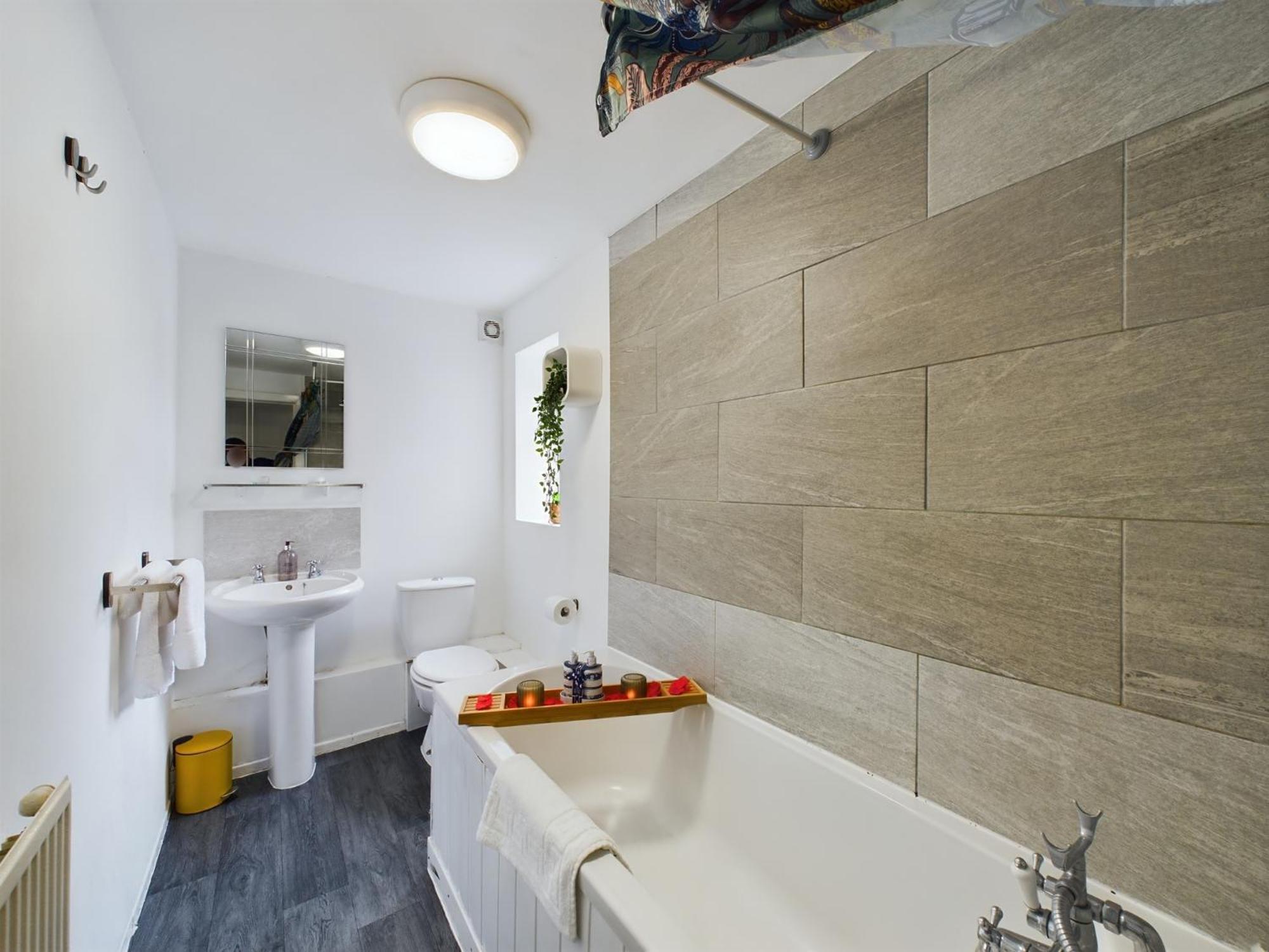 Charming Anfield Apartments: Family-friendly Near Center *