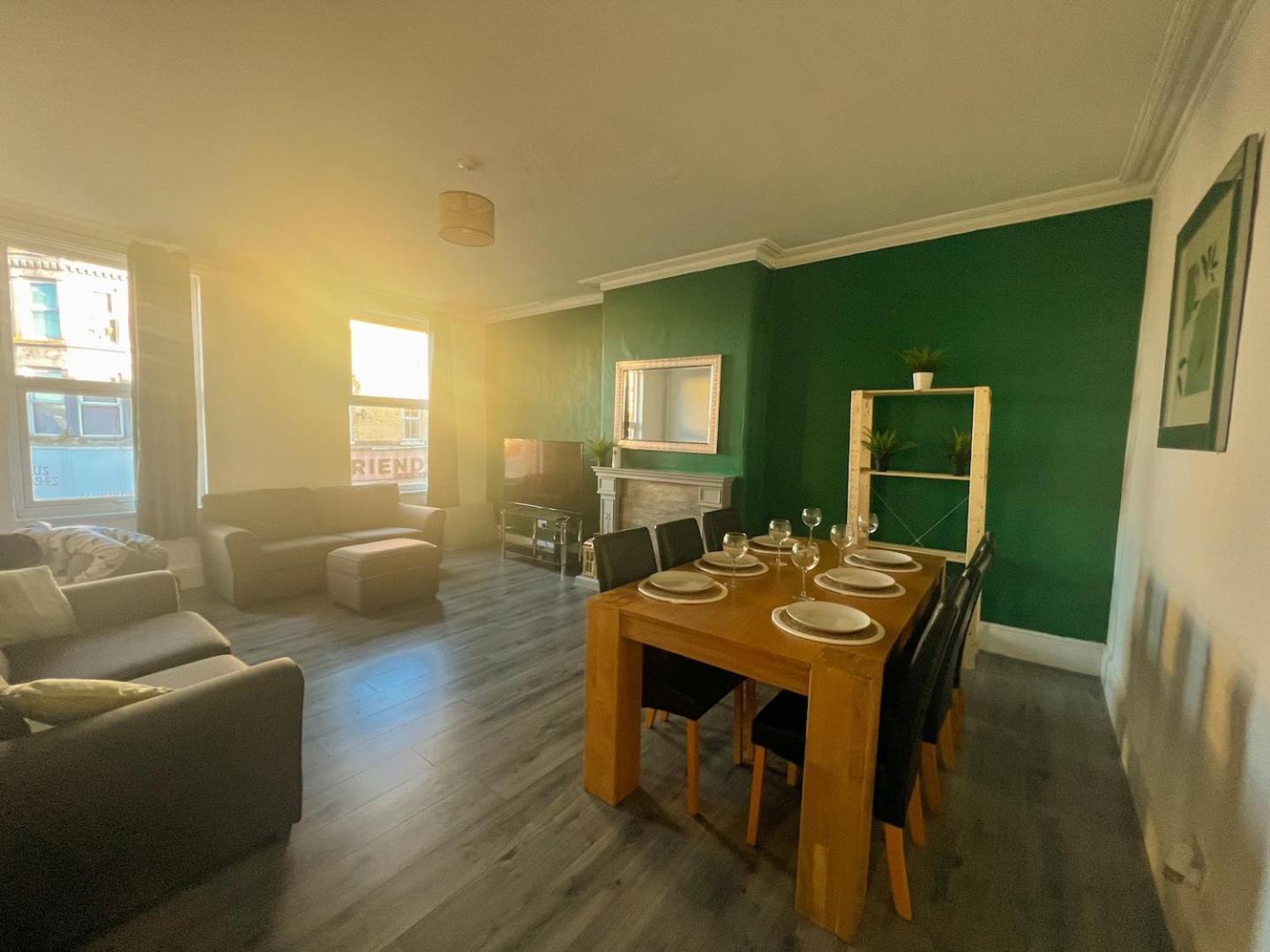 Apartment Spacious 4-bedroom - Free Public Parking Liverpool