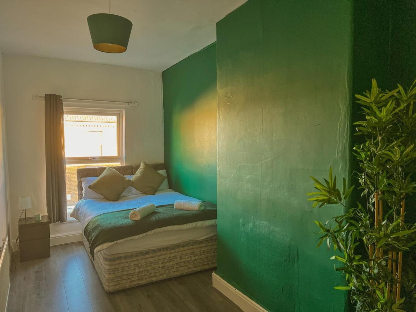 Apartment Spacious 4-bedroom - Free Public Parking *