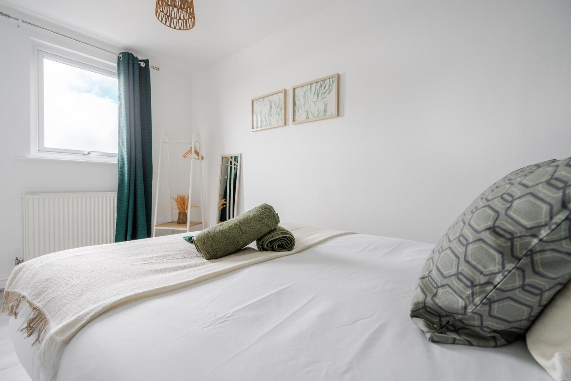 Spacious 5 Bedroom House - - Free Parking - Contractors Apartment Liverpool