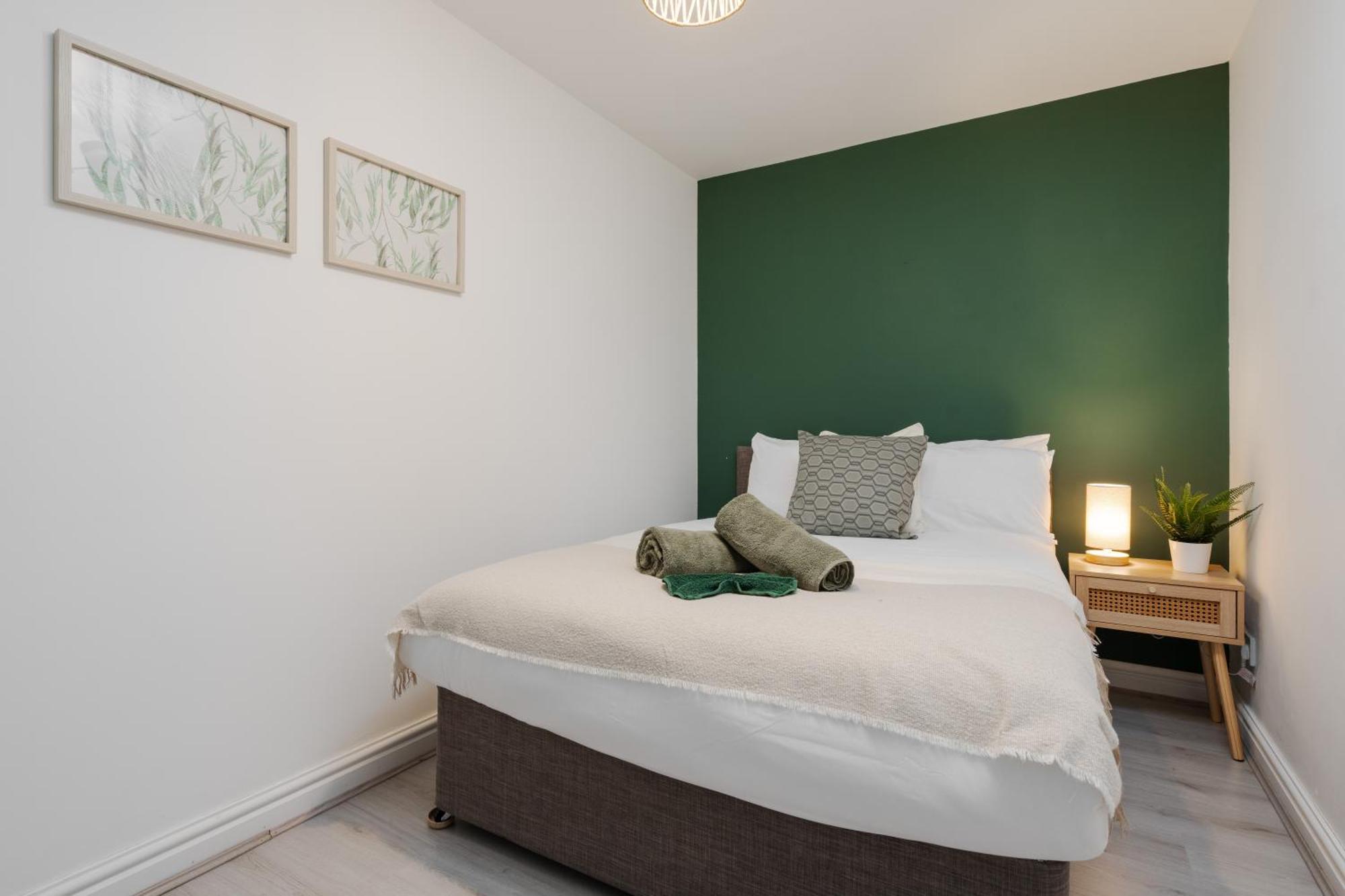 Spacious 5 Bedroom House - - Free Parking - Contractors