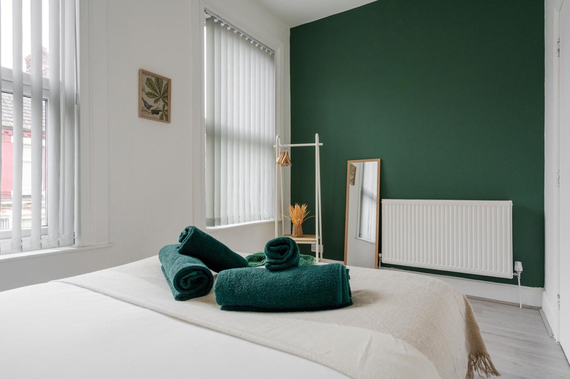 Apartment Spacious 5 Bedroom House - - Free Parking - Contractors Liverpool