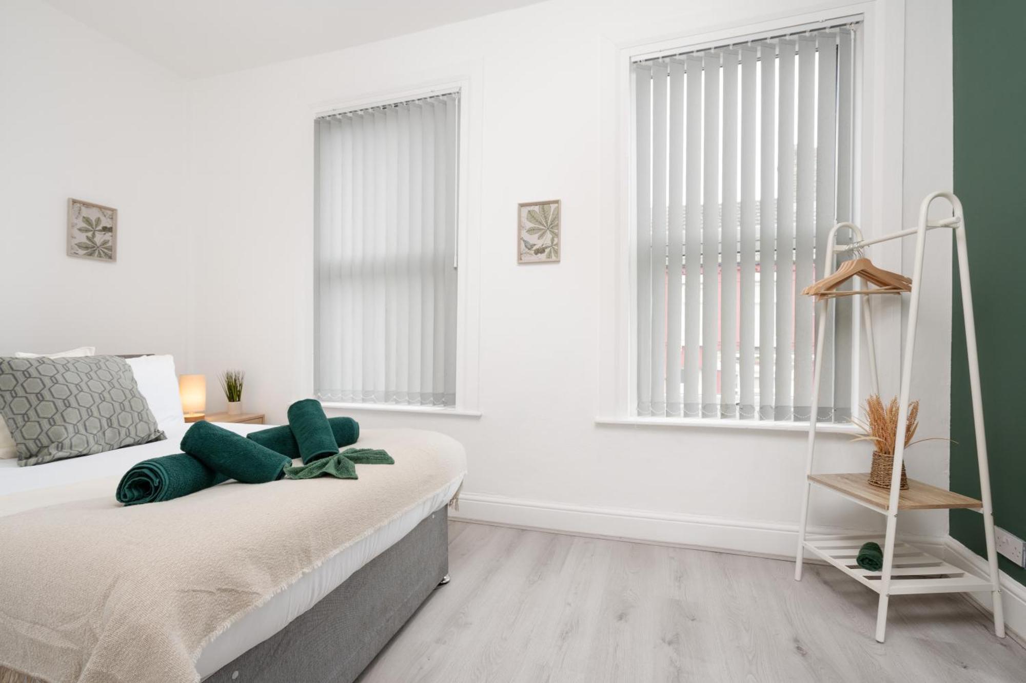 Spacious 5 Bedroom House - - Free Parking - Contractors Apartment