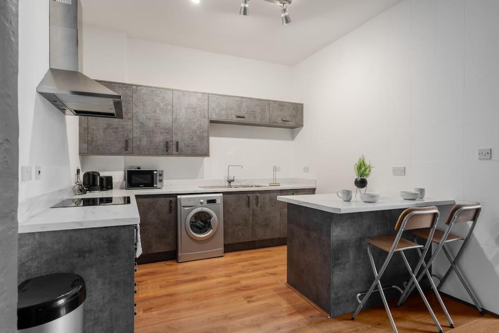 Apartment Edge With Car Park, Perfect For Contractors, Professionals, Relocators Huge Long Term Savings *