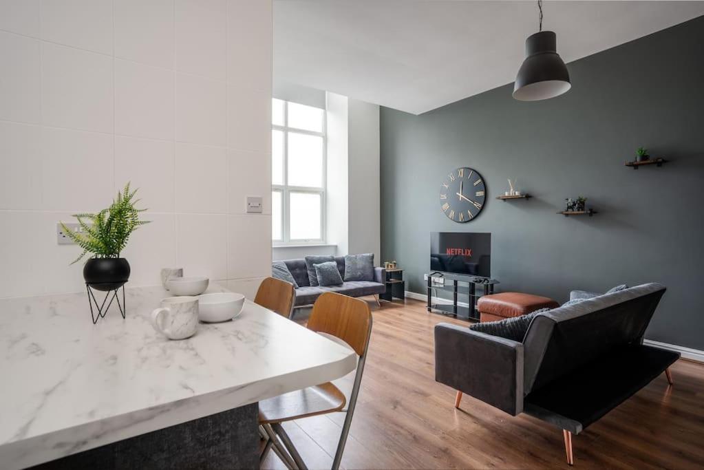 Edge With Car Park, Perfect For Contractors, Professionals, Relocators Huge Long Term Savings Apartment *