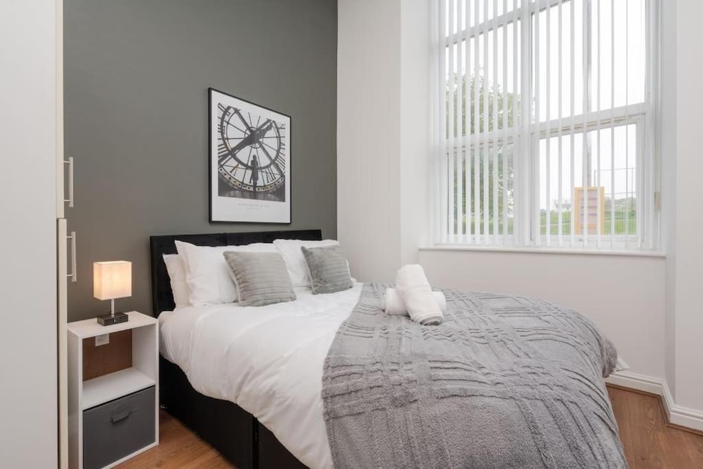 Edge With Car Park, Perfect For Contractors, Professionals, Relocators Huge Long Term Savings Apartment Liverpool