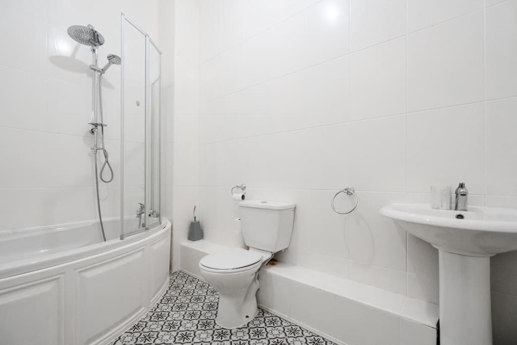 Edge With Car Park, Perfect For Contractors, Professionals, Relocators Huge Long Term Savings Apartment *