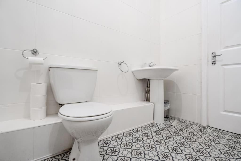 Apartment Edge With Car Park, Perfect For Contractors, Professionals, Relocators Huge Long Term Savings Liverpool
