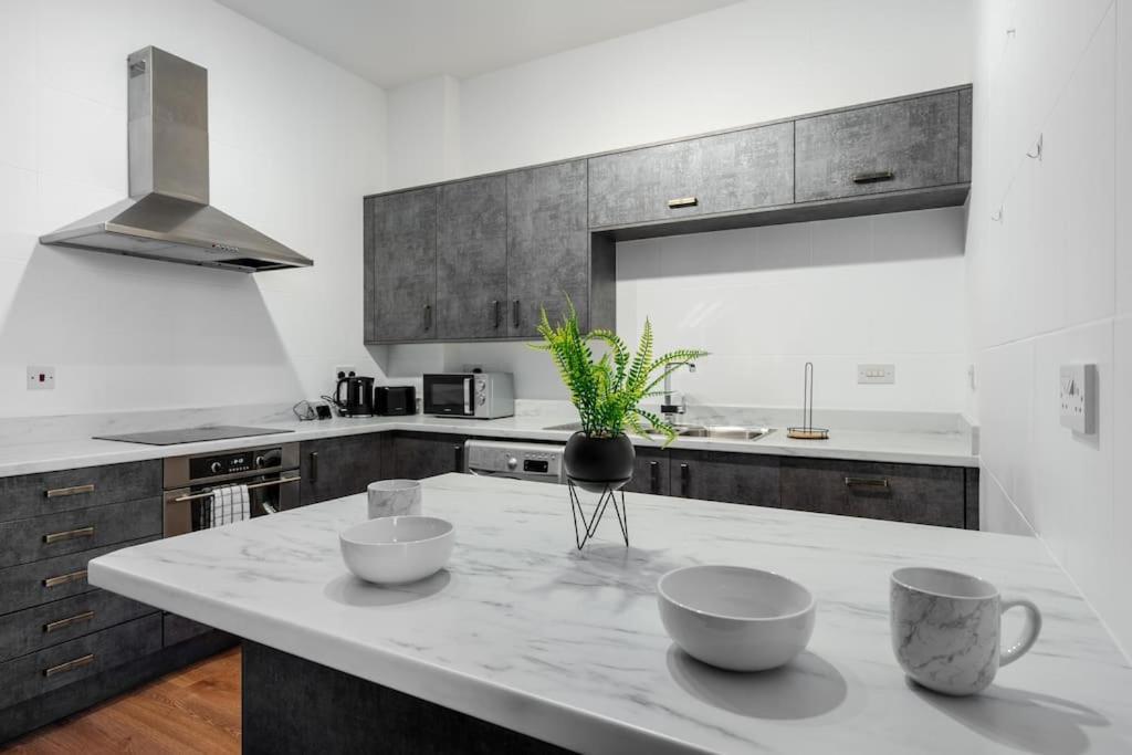 Apartment Edge With Car Park, Perfect For Contractors, Professionals, Relocators Huge Long Term Savings Liverpool