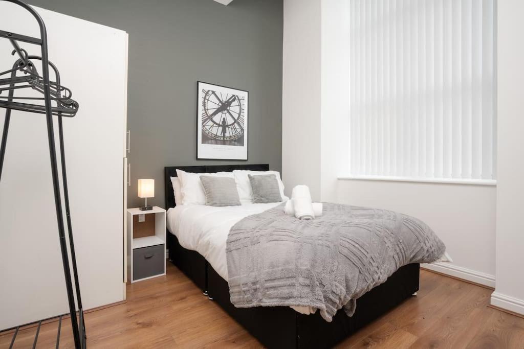 Edge With Car Park, Perfect For Contractors, Professionals, Relocators Huge Long Term Savings * Liverpool