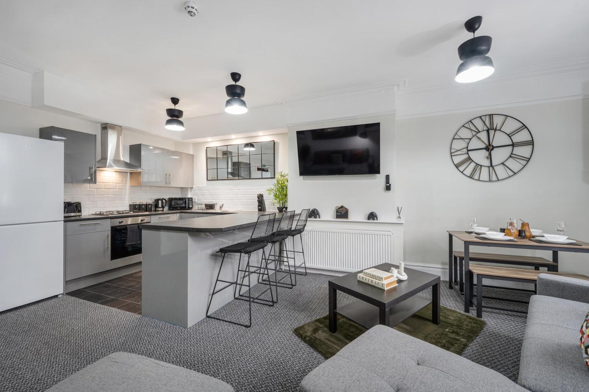 Anfield Cosy - Air Host & - Sleeps 14 Holiday home Liverpool