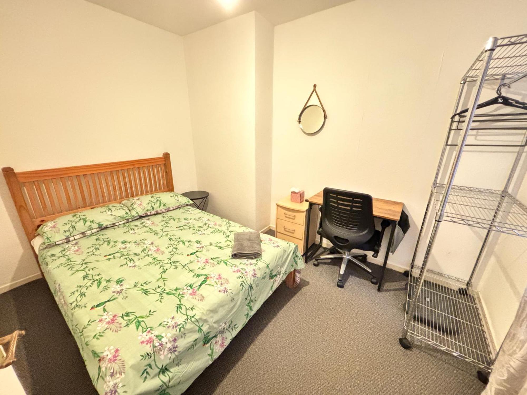 Entire 3 Bedroom House- Free Parking Holiday home *