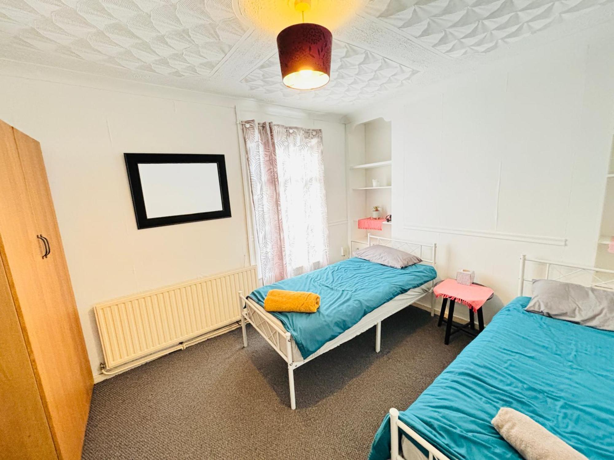 Holiday home Entire 3 Bedroom House- Free Parking *