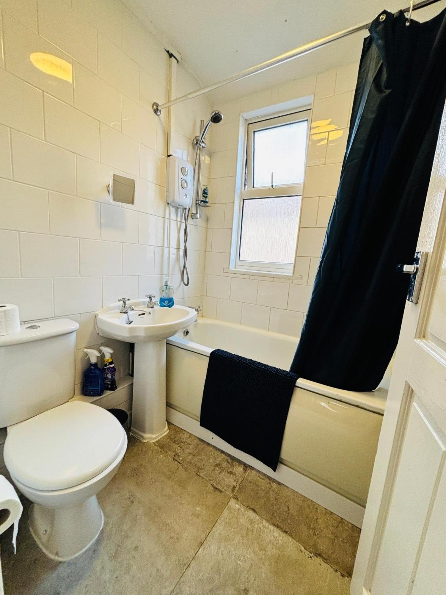 Entire 3 Bedroom House- Free Parking Holiday home