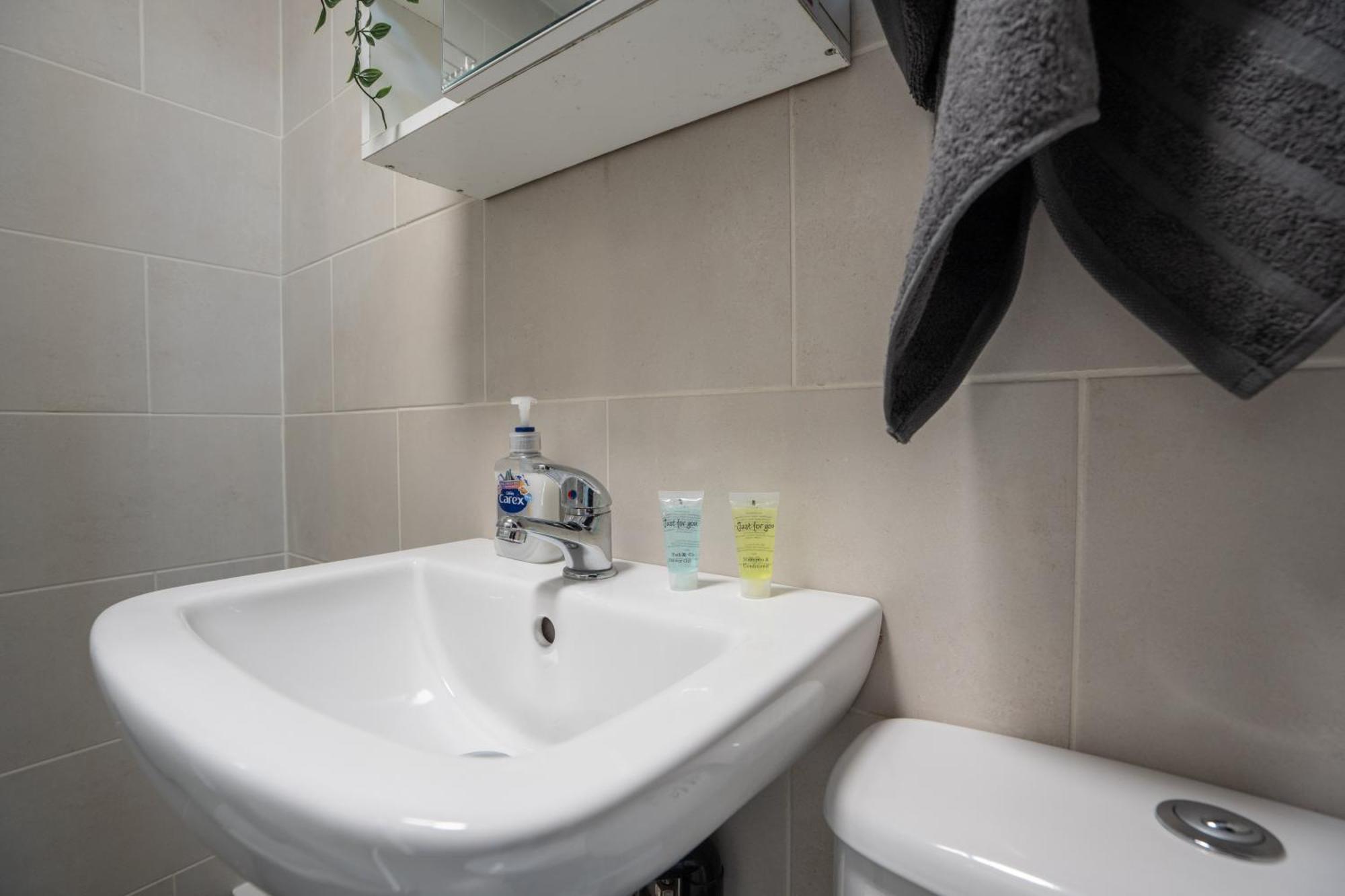 Holiday home Lfc Theme - Free Parking - 2 Bathroom Liverpool