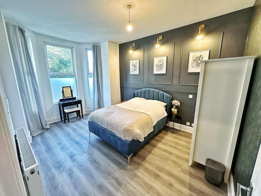 Immaculate & Creative 2 Bed Flat Near Centre With Private Parking Apartment *