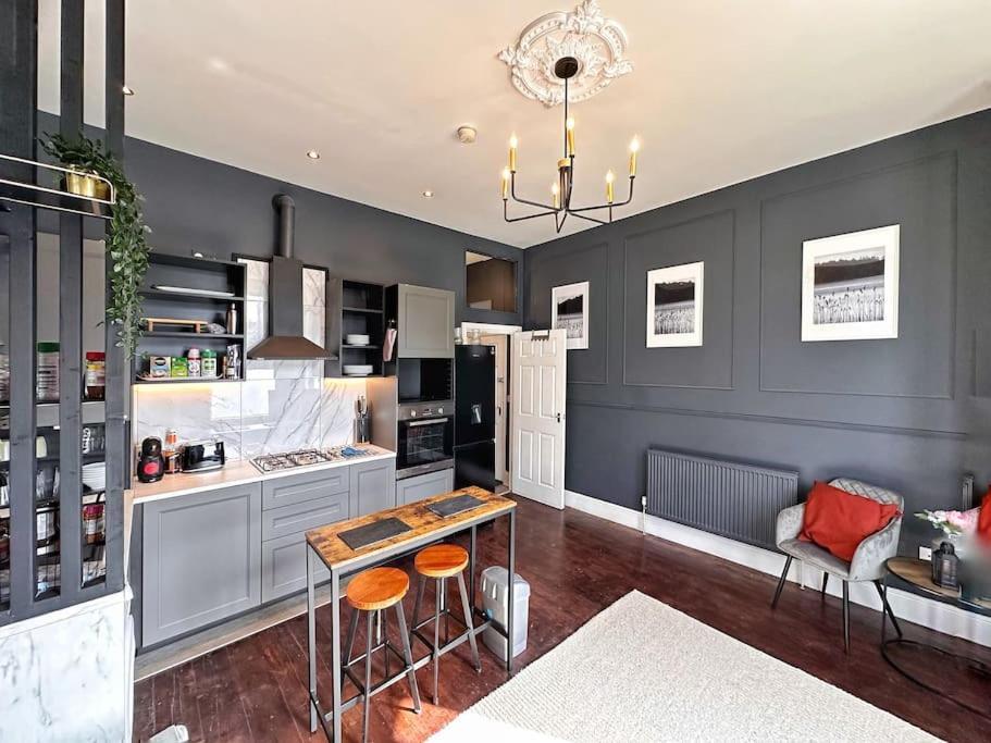 Immaculate & Creative 2 Bed Flat Near Centre With Private Parking *