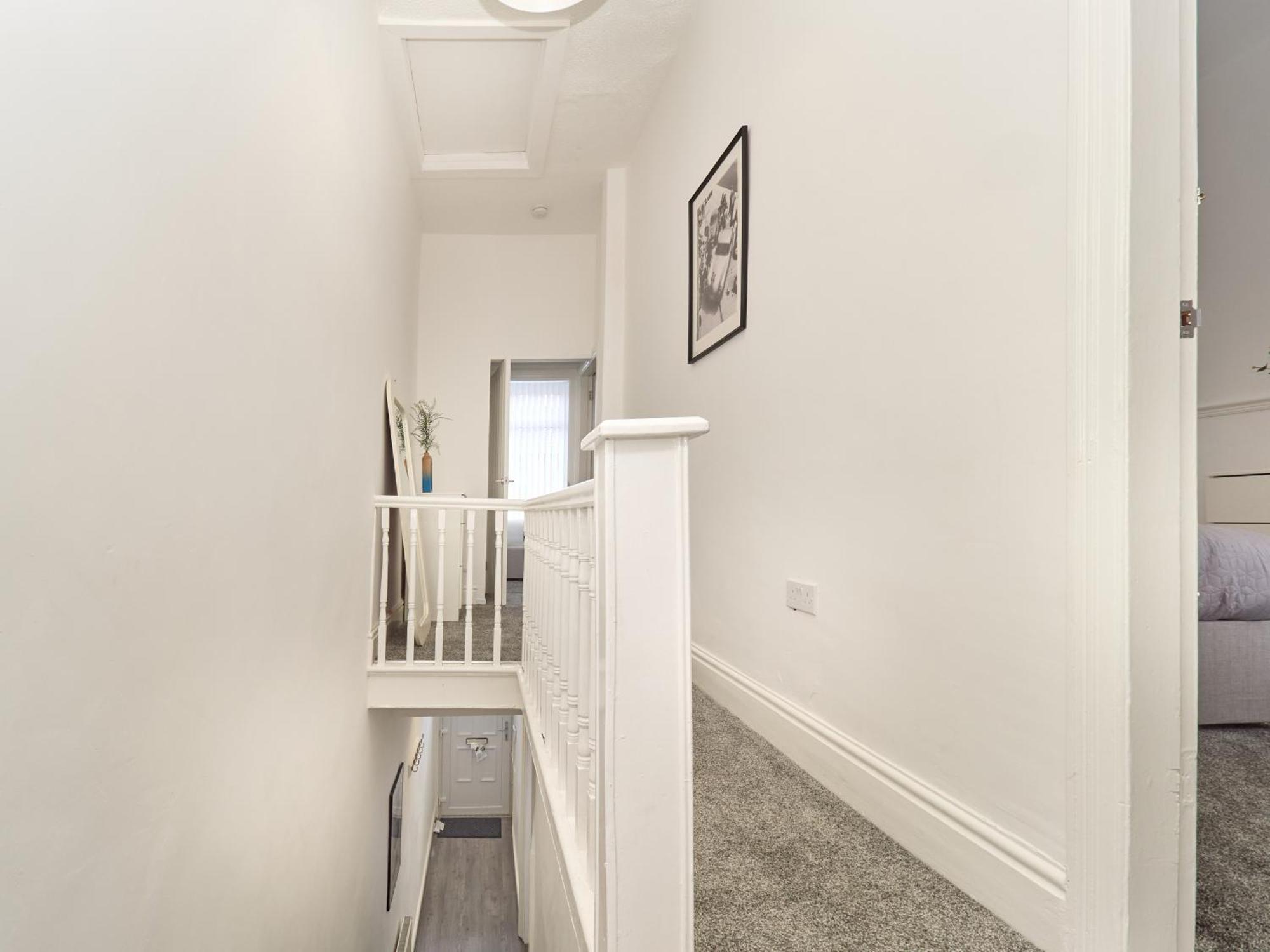 Woodcroft House - Air Host & - 4 Bedrooms *