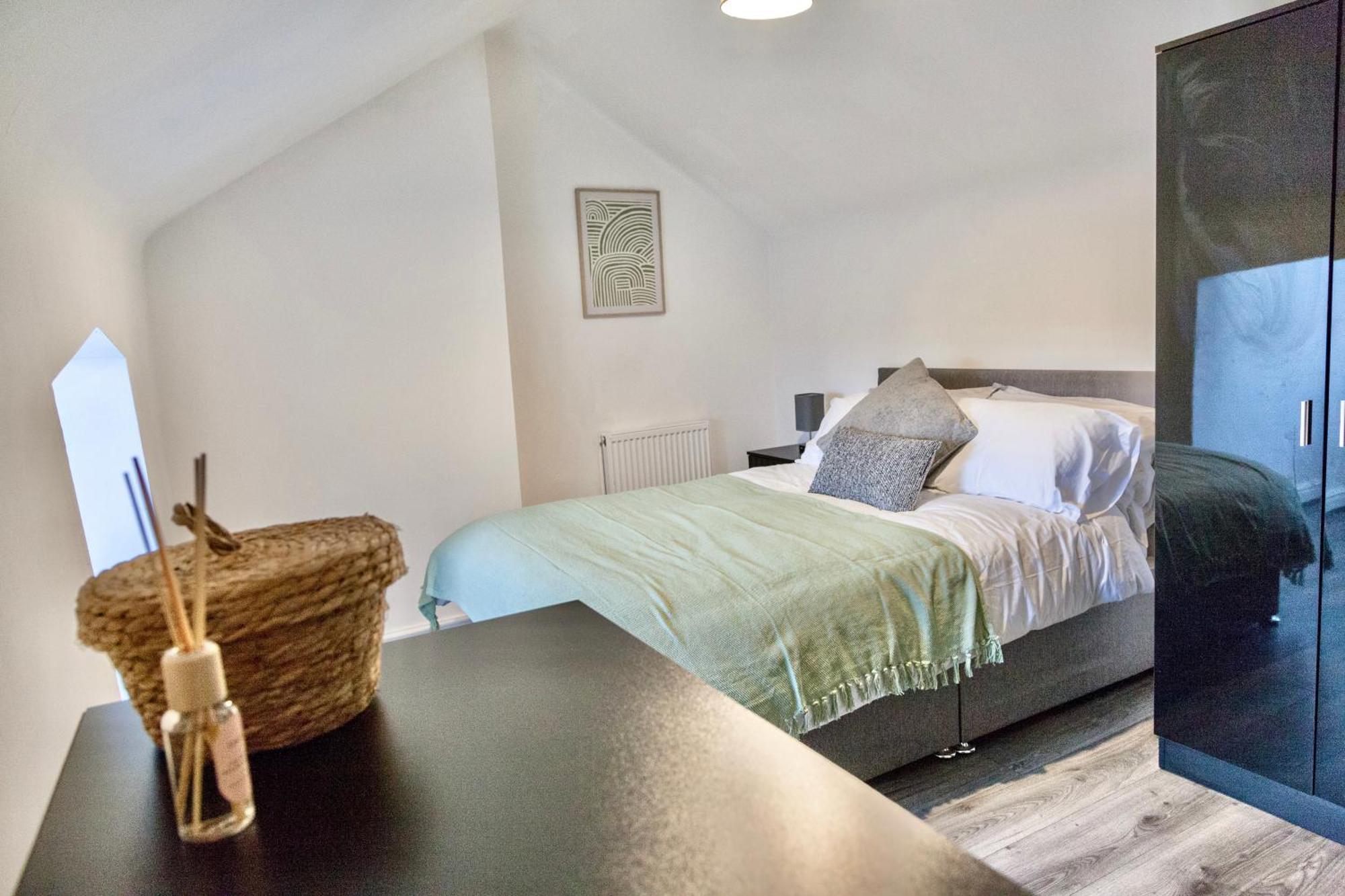 Large 6 Bed House, Long Term Savings, Contractors, Professionals, Big Groups, Free Parking! Liverpool