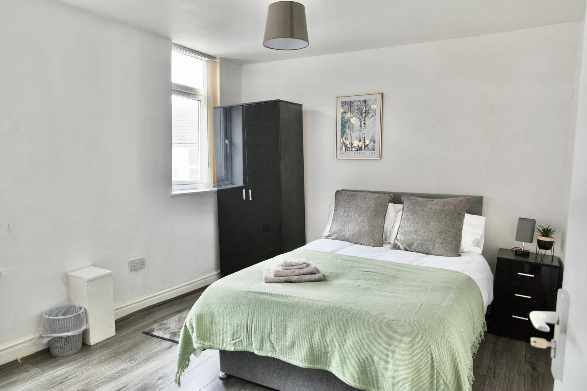 Large 6 Bed House, Long Term Savings, Contractors, Professionals, Big Groups, Free Parking!