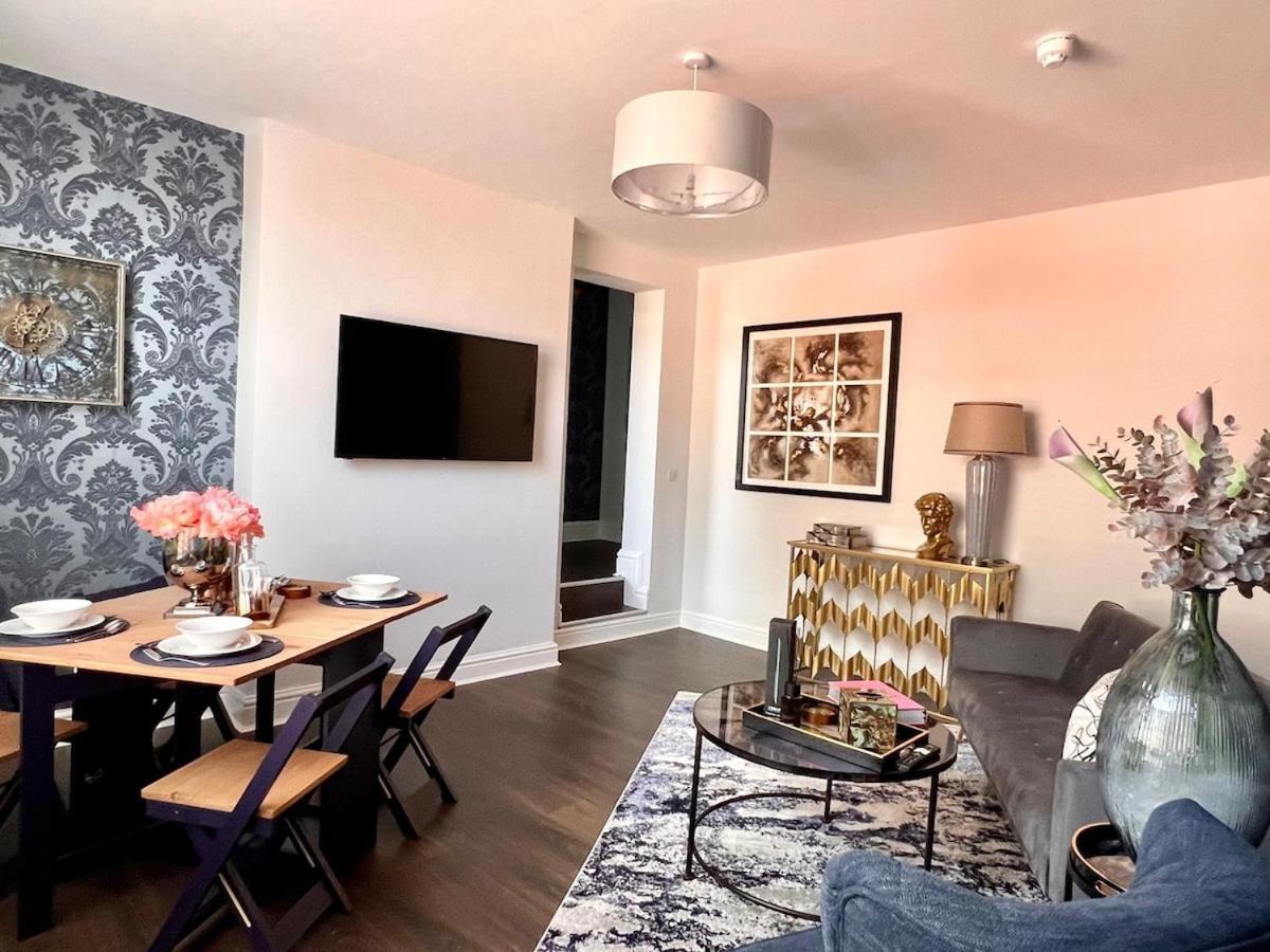 Stunning 2 Bedroomed On Allerton Road, Sleeps 4 Apartment *