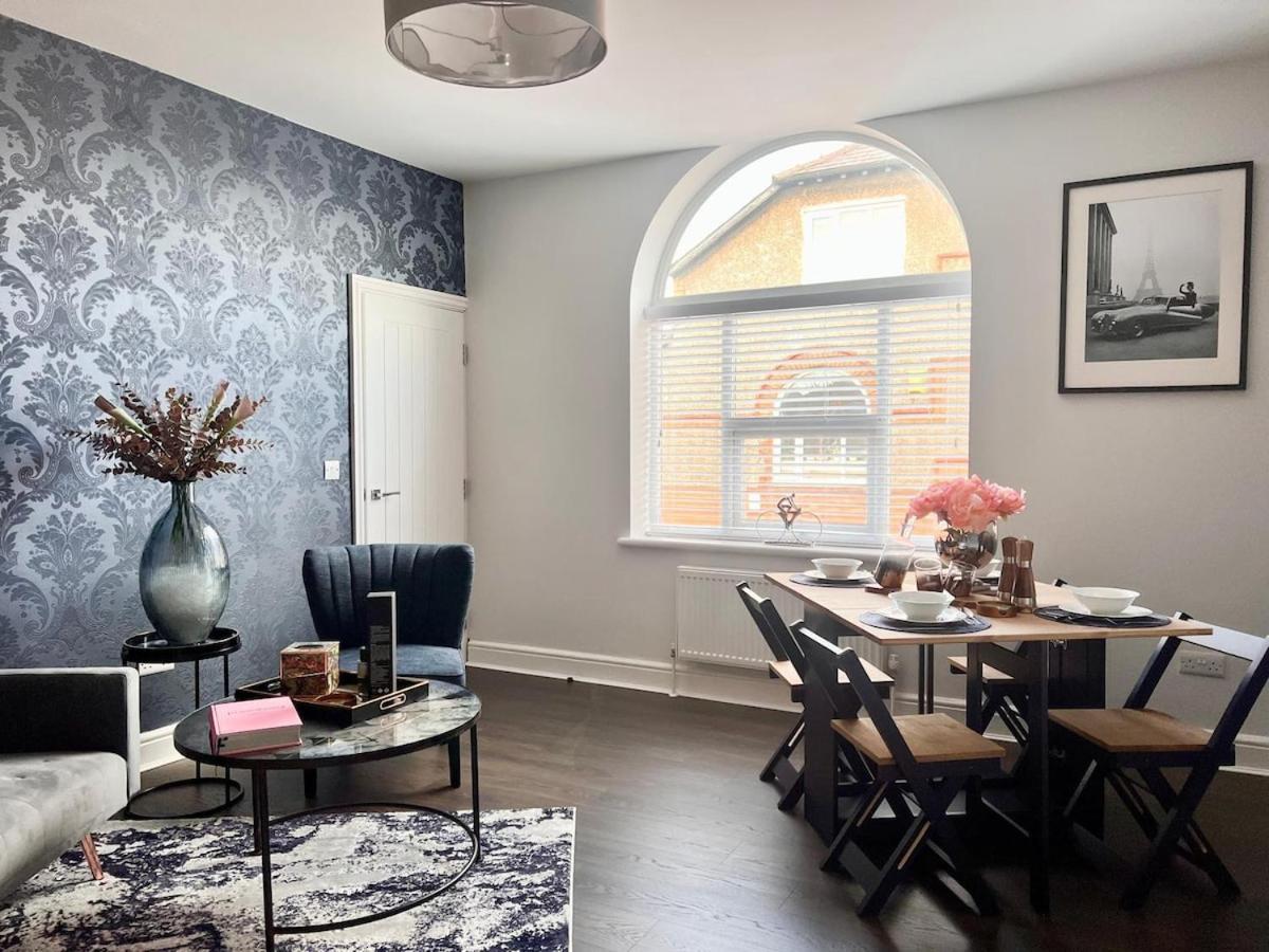 Stunning 2 Bedroomed On Allerton Road, Sleeps 4 *