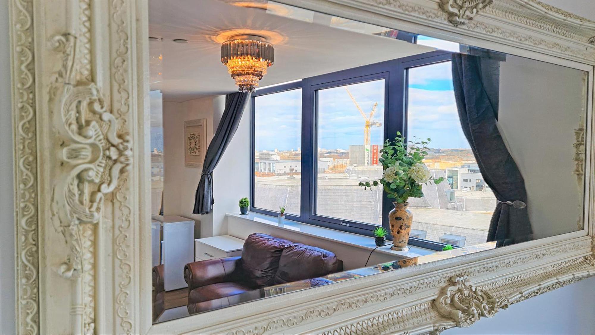 Sidemerseylivings - Central, Bright, And Convenient 2-bedroom With Parking