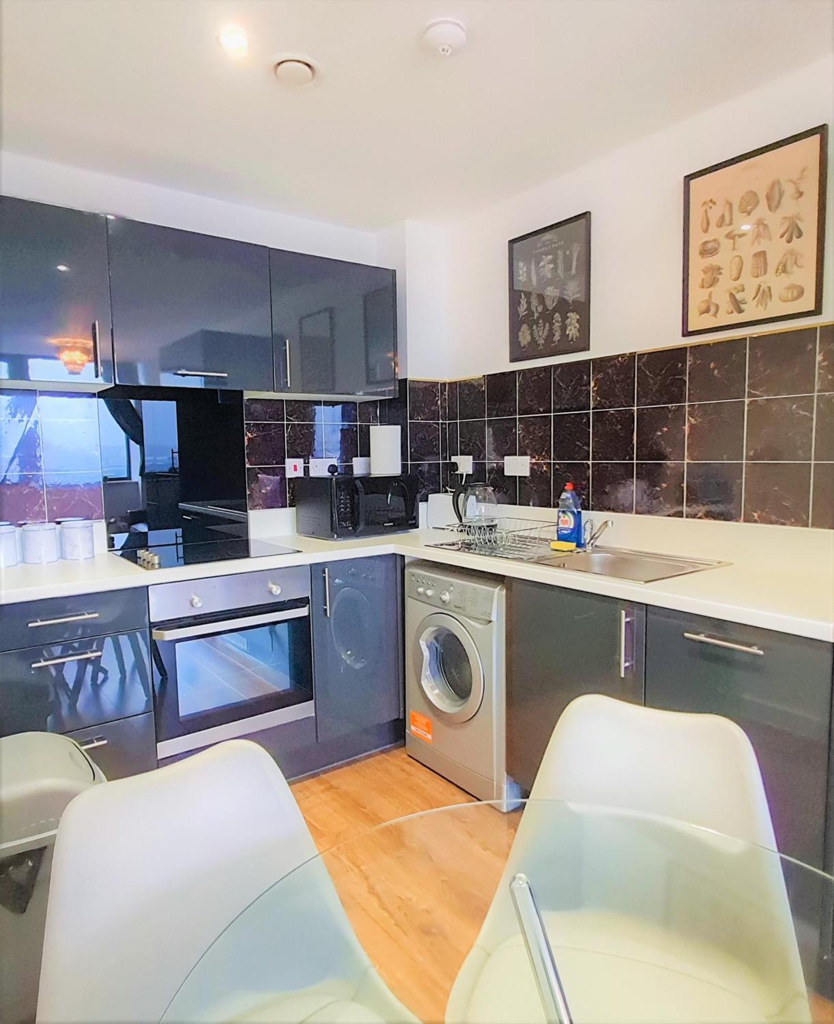 Sidemerseylivings - Central, Bright, And Convenient 2-bedroom With Parking Apartment