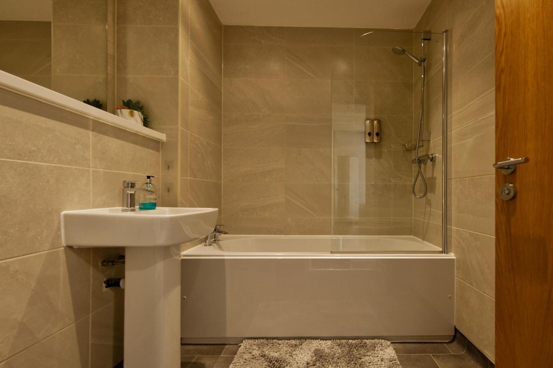 Sidemerseylivings - Central, Bright, And Convenient 2-bedroom With Parking Apartment *