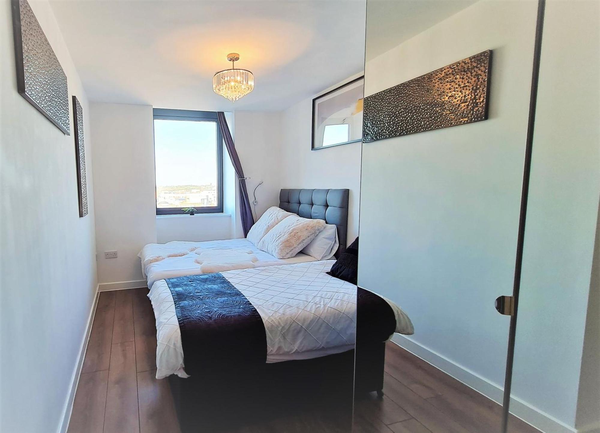 Apartment Sidemerseylivings - Central, Bright, And Convenient 2-bedroom With Parking *