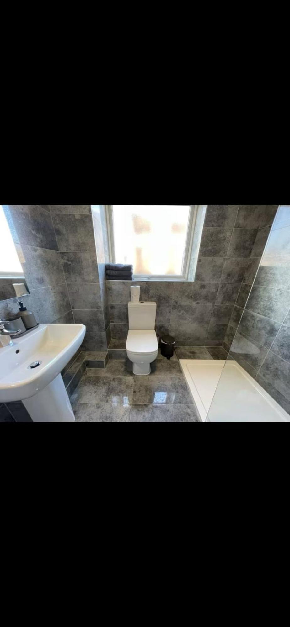 Newly Refurbished With Free Parking Flat 6 *