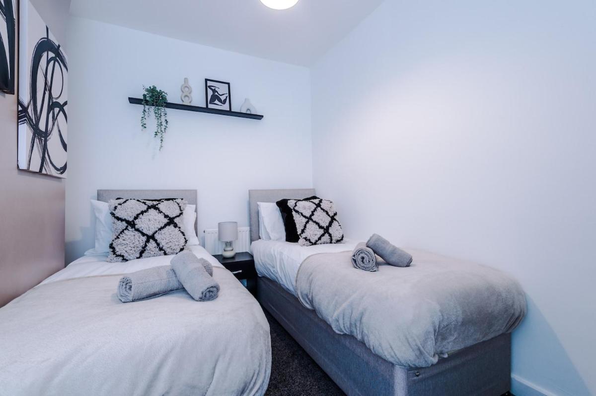 Stylish Three Bedroom House In By Eason Stays, Ideal For For Weekend Getaways & Business Travellers - With Free Parking!