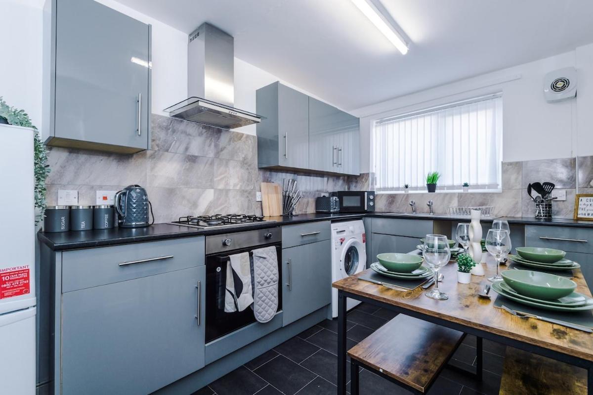 Stylish Three Bedroom House In By Eason Stays, Ideal For For Weekend Getaways & Business Travellers - With Free Parking! *